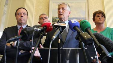 Dimite el primer ministro norirlandés por crisis de gobierno