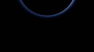 Plutón sorprende con  hielo y resplandor azul