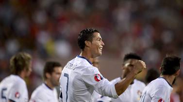 Cristiano Ronaldo anota un triplete y acerca a Portugal a la Eurocopa