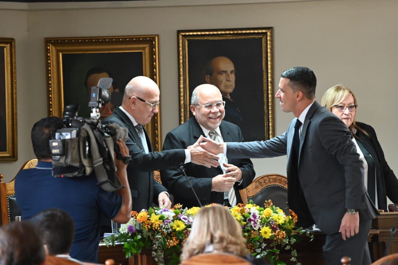 Previo a la elección del Concejo Municipal, el alcalde de San José, Diego Miranda, saludó al presidente provisional, Álvaro Salas (izquierda). A la par, el regidor José Manuel Jiménez, del Partido Liberal Progresista.