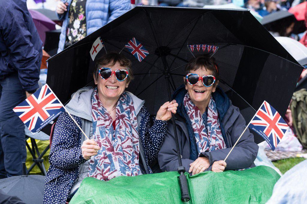 Ni la lluvia impidió que los simpatizantes esperan la procesión del rey Carlos III.