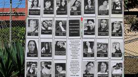 Altar reúne fotos de mujeres asesinadas en manos de la violencia machista