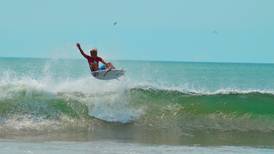  Surfistas de Costa Rica imponen  su ley en olas panameñas en torneo centroamericano