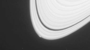 Sonda capta nacimiento de una luna en Saturno