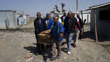 Sudáfrica retira cargos de asesinato  contra mineros