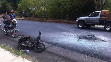 Hombre sufre graves quemaduras cuando motocicleta explota en choque con camión