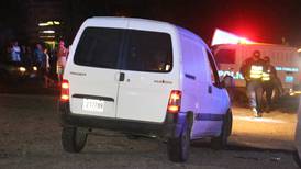 Gatilleros acribillan a balazos a individuos que permanecían dentro de vehículo en Guápiles