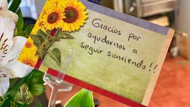 Con flores y un mensaje familia francesa agradeció a hospital atenciones por sarampión