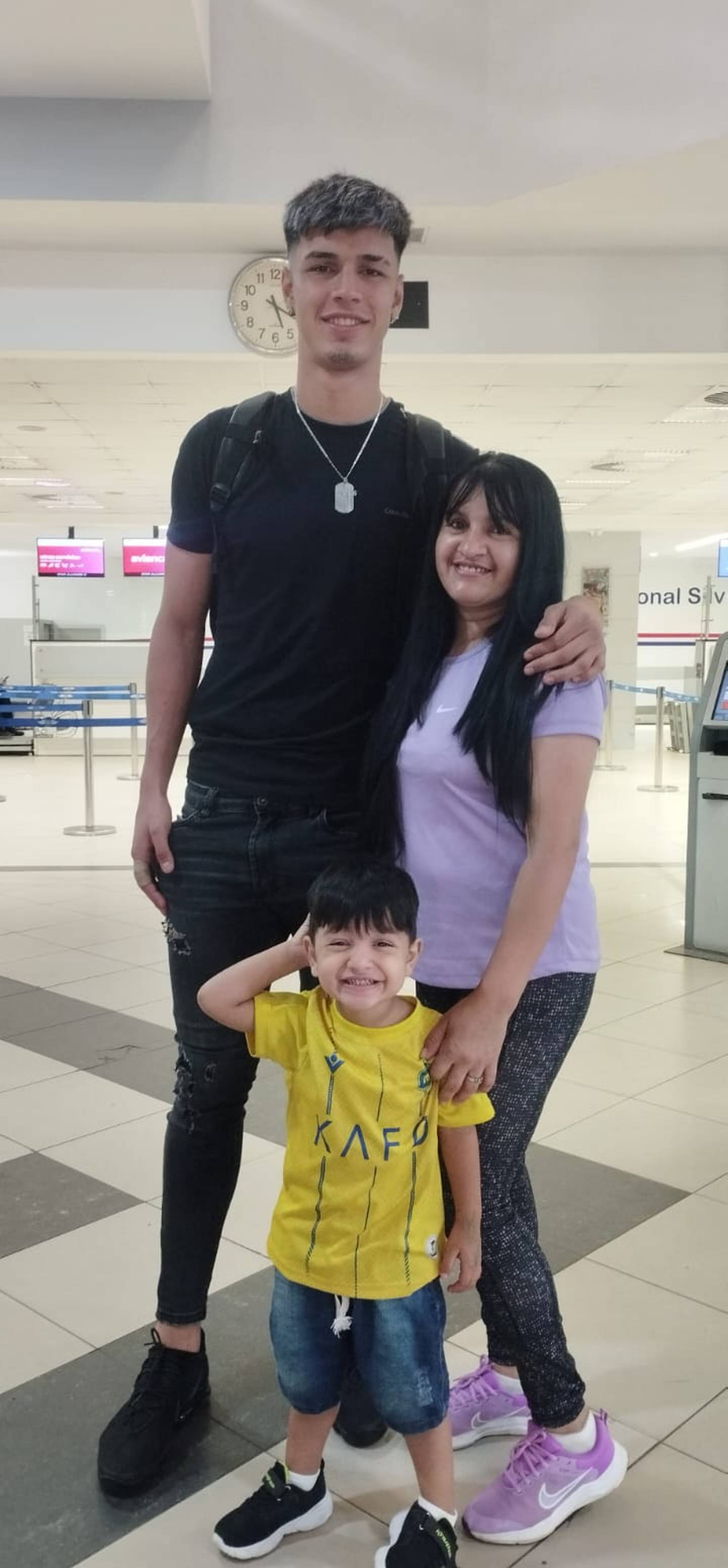 Fernando Lesme se tomó una fotografía en el aeropuerto con su mamá, Hilda Lesme y con su hermano menor, Jesús.