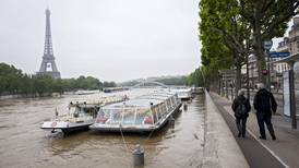 Crecida del río Sena obliga a cerrar el Museo del Louvre