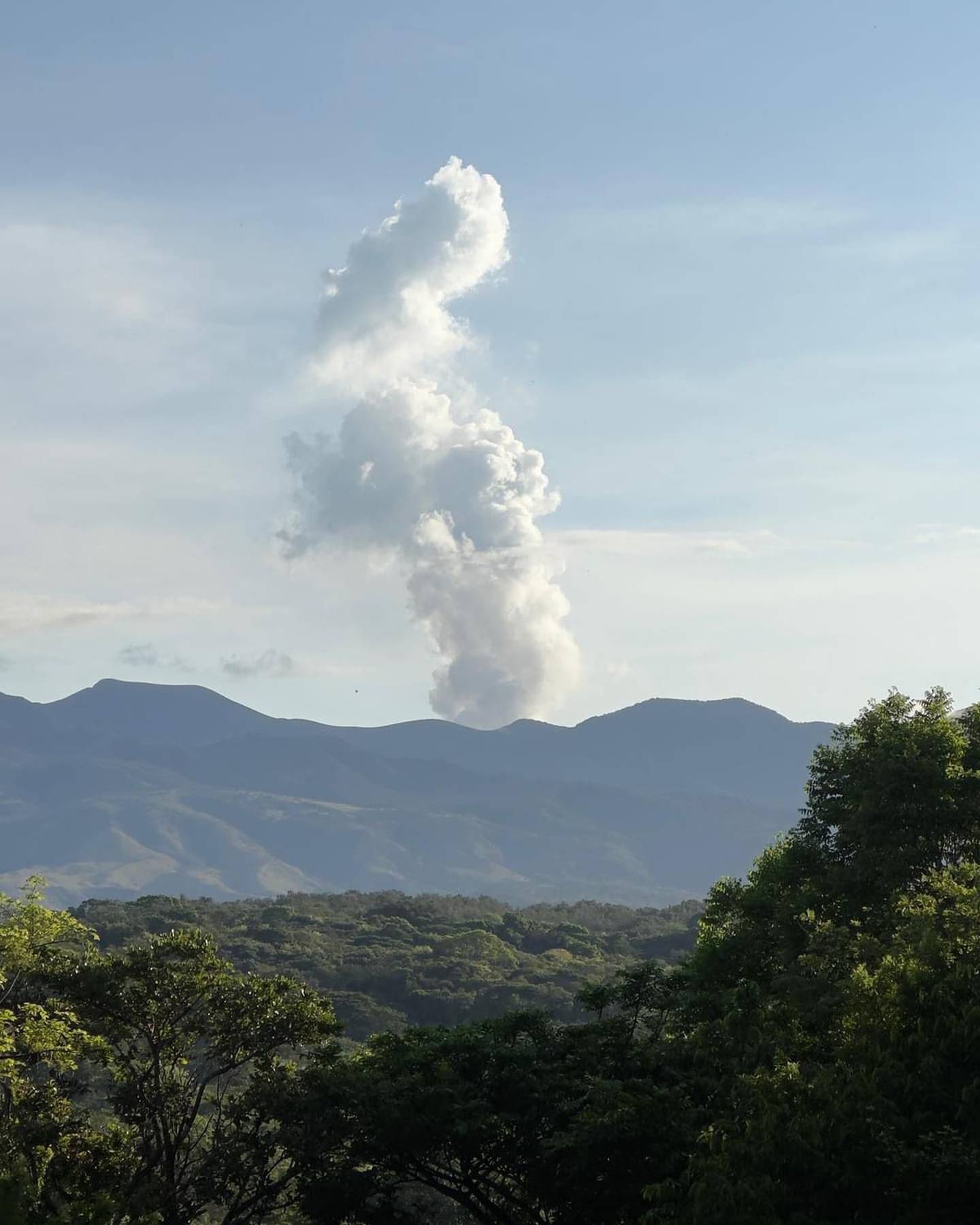 Desde Curubandé, uno de los distritos de Liberia que está en alerta verde volcánica, la columna de gases por la erupción de este 3 de junio. Foto: Cortesía: Alejandro Masís.