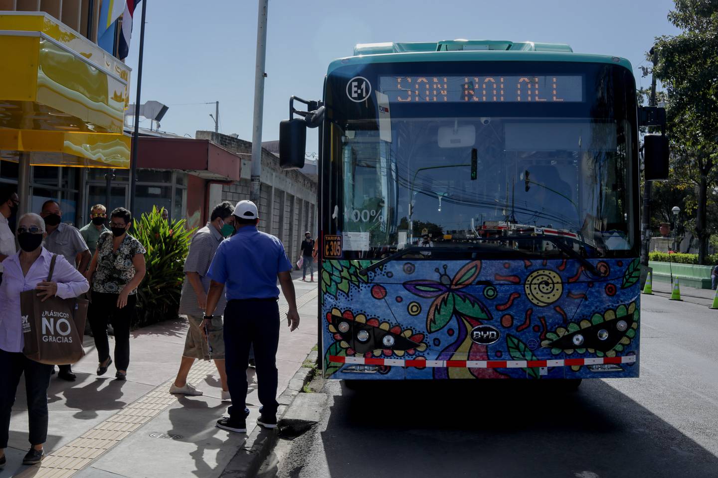 El proyecto de lograr que todos los buses del transporte público del país sean eléctricos comenzó este 23 de febrero 2021 cuando se le dio el banderazo de salida al primero en la ruta San José-Desamparados-San Rafael.