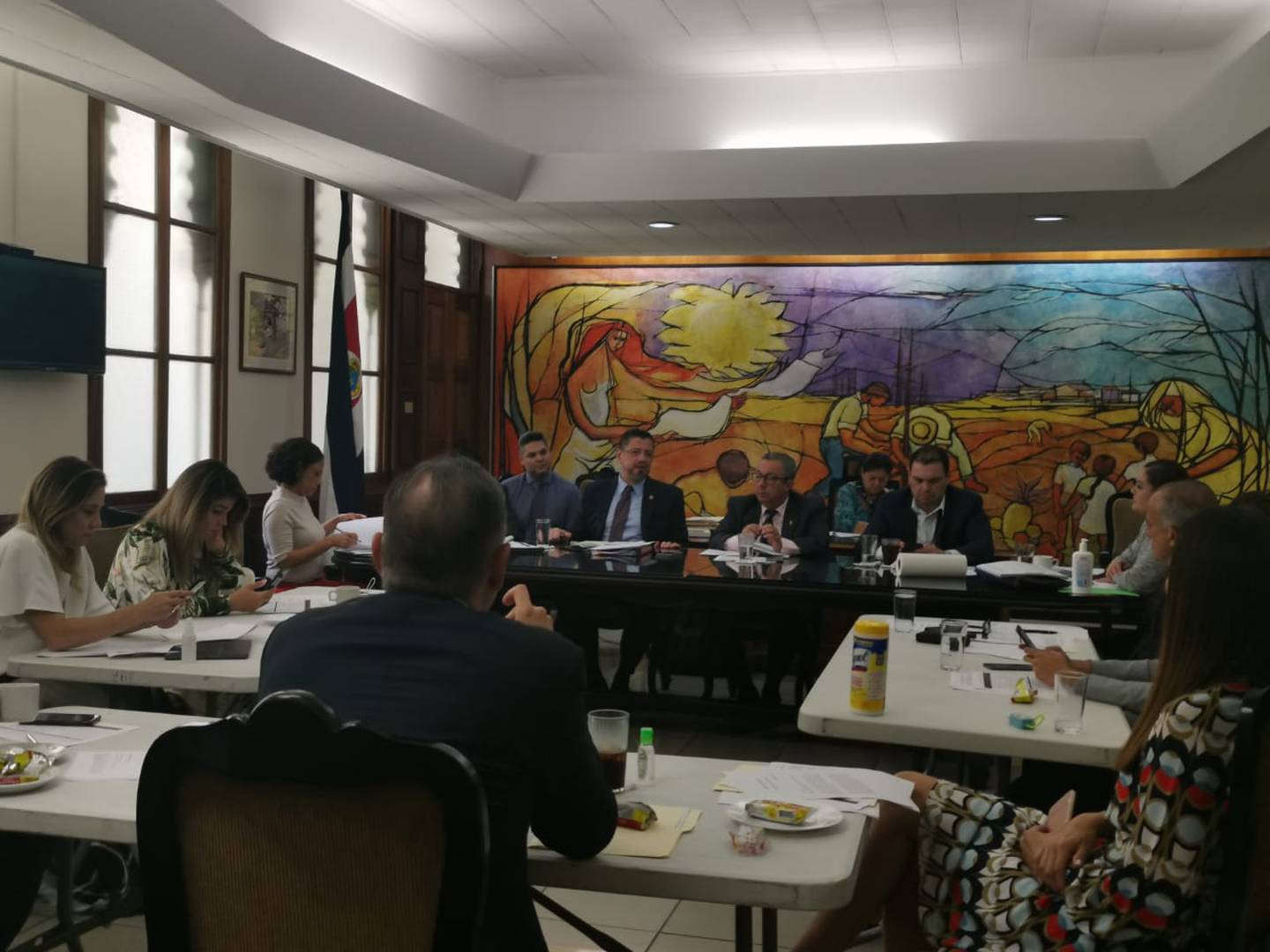 La fracción del Partido Liberación Nacional (PLN) recibió este martes al ministro de Hacienda, Rodrigo Chaves, durante un receso de la sesión de plenario legislativo. Foto: Aarón Sequeira.