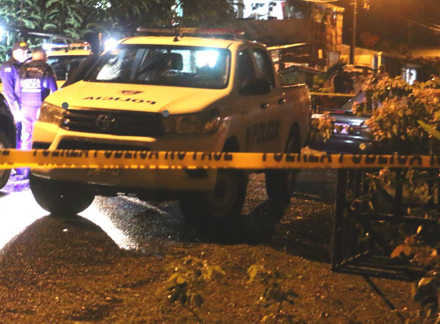 La Fuerza Pública acordonó la escena hasta que los agentes del OIJ llegaron a recolectar indicios y levantar el cuerpo del foráneo asesinado. Foto: Reiner Montero.