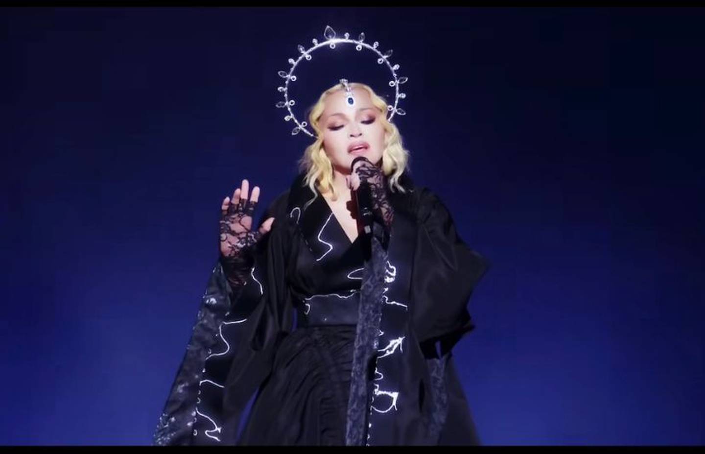 Madonna intepretó más de 40 canciones en el primer concierto de su gira 'Celebration Tour', que presentó en Londres.
