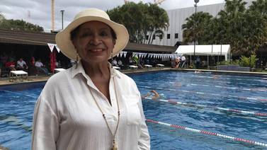 A las puertas de sus 81 años Marielos sigue dando lecciones desde la piscina y el mar  