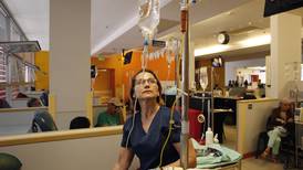 Extenuantes jornadas y largas esperas consumen a enfermeras y pacientes en servicio de quimioterapia