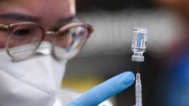 Dinamarca adelanta dosis de refuerzo para frenar variante ómicron