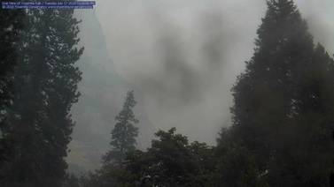 Intenso incendio forestal amenaza parque Yosemite en California