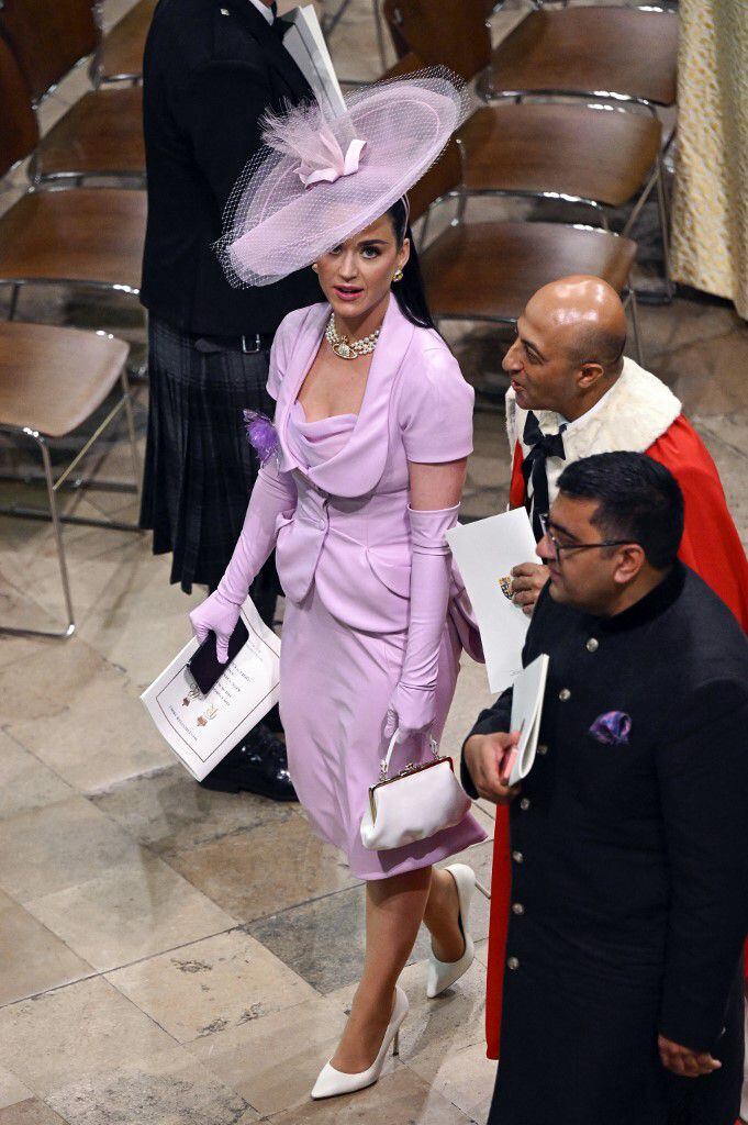 Katy Perry, quien actuará mañana en honor al nuevo rey, lució un traje de dos piezas clásico de Vivienne Westwood, color lila y un collar de perlas de la misma diseñadora. Una enorme pamela completó el look de la cantante. 