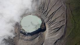 Fumarolas que estaban sumergidas en el lago del Rincón de la Vieja quedaron expuestas por erupción