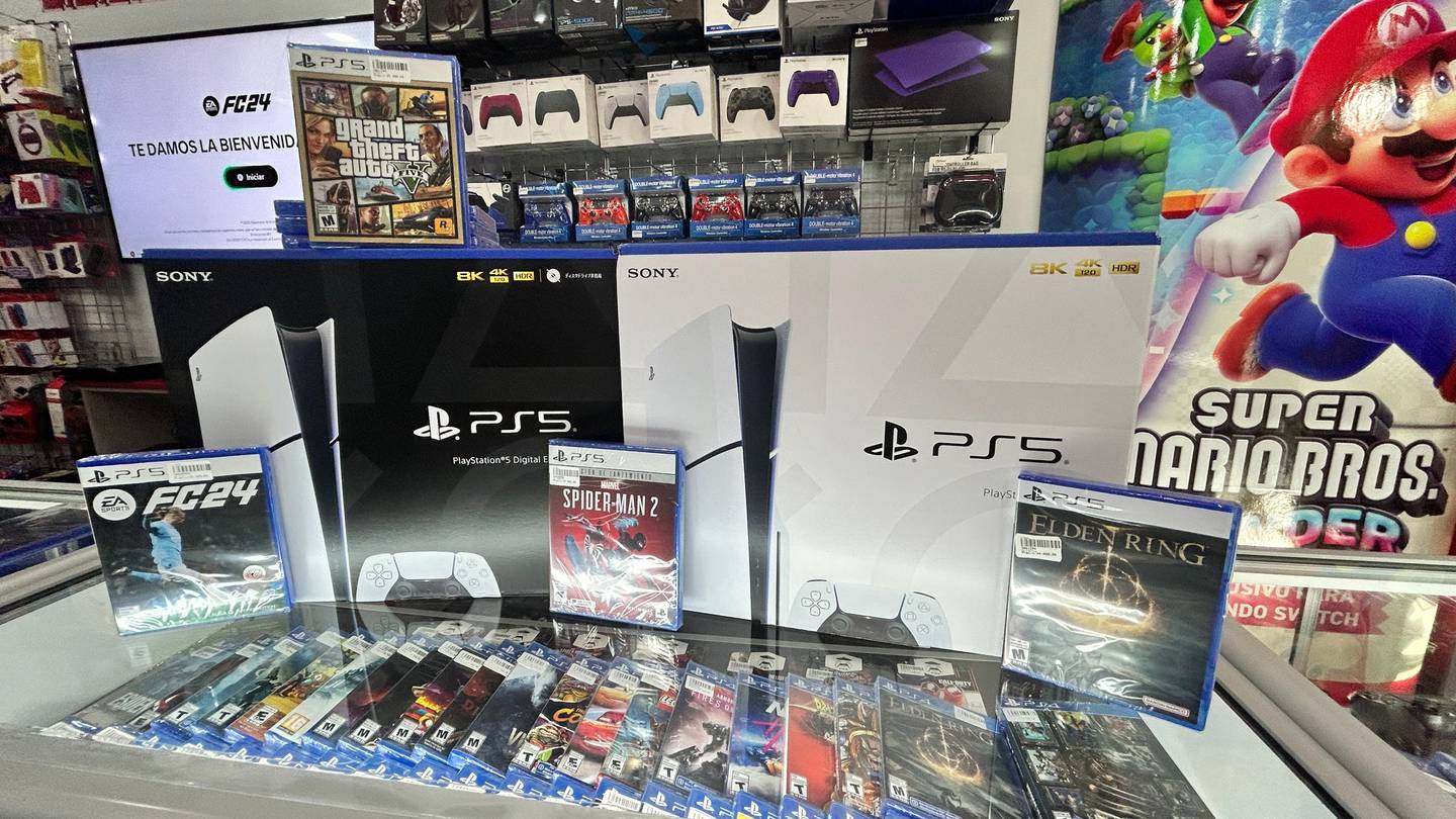 El PlayStation 5 slim salió al mercado en noviembre del 2023, y es una de las consolas más buscadas para esta navidad. Fotografía tomada el 1/12/2023 en Video Juegos Coqui - Cartago.