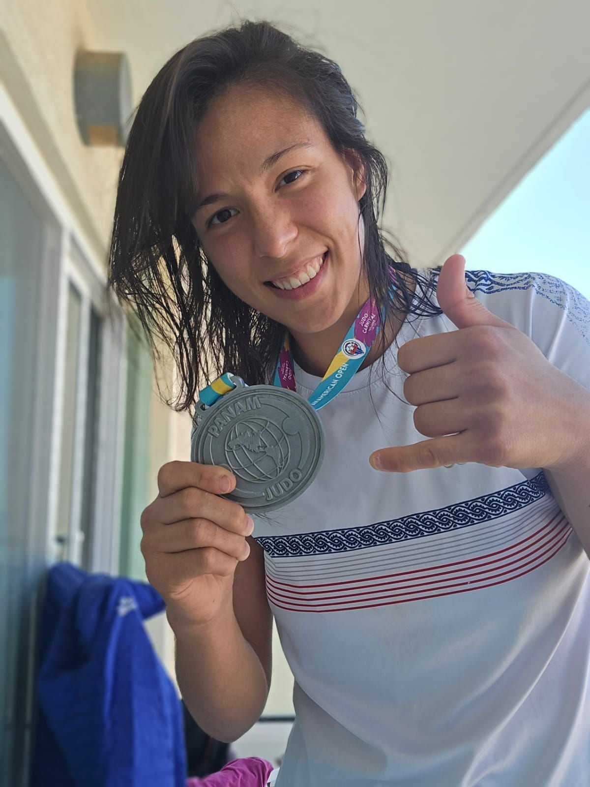 Diana Brenes muestra orgullosa la medalla de plata obtenida en el  Open Panamericano de judo, este viernes en Varadero, Cuba. Cortesía: Comité Olímpico