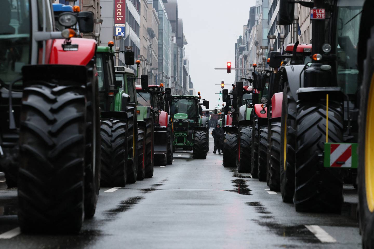 Los agricultores en sus tractores participan en una protesta convocada por las organizaciones de agricultores 'Federation Unie de Groupements d'Eleveurs et d'Agriculteurs' (FUGEA), Boerenforum y MAP, en respuesta al Consejo Europeo de Agricultura, en Bruselas.