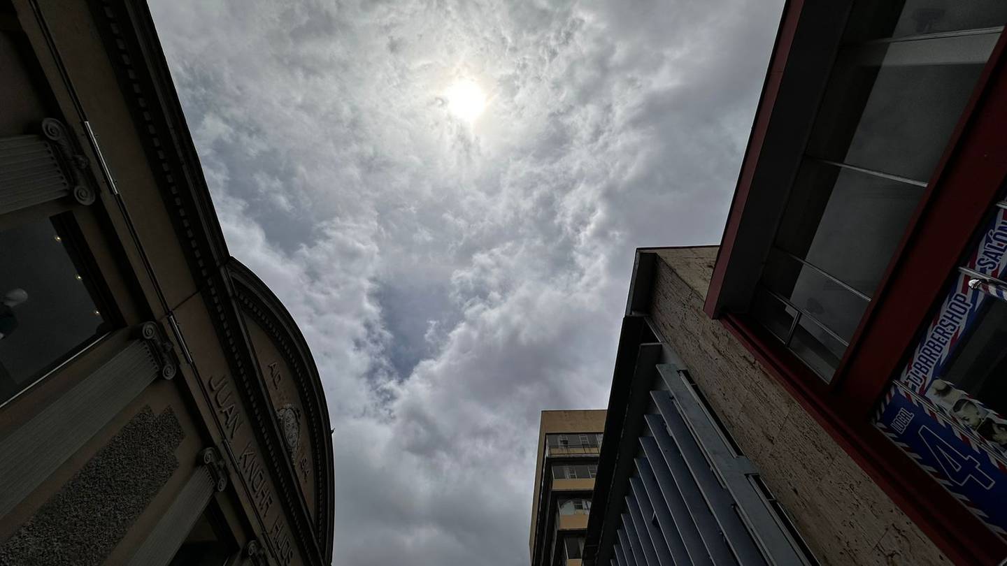 Vista del inicio del eclipse parcial desde el centro de San José. Las nubes en todo el país están complicando la observación del fenómeno. Fotografía: Alonso Tenorio.