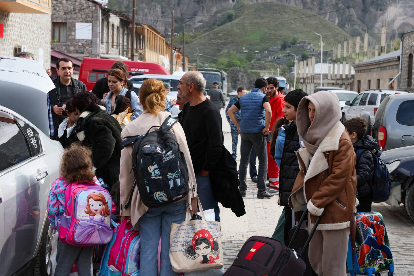 El primer grupo de refugiados de Nagorno-Karabaj desde el ataque relámpago de Azerbaiyán contra la región separatista entró en Armenia el 24 de setiembre.