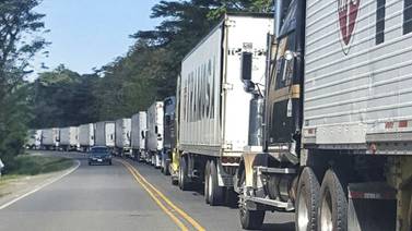 Empresarios denuncian largas filas de camiones en frontera de  Peñas Blancas