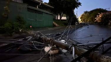 Caída de postes de luz por suelo falseado dejó a 15.000 personas sin buses en Desamparados