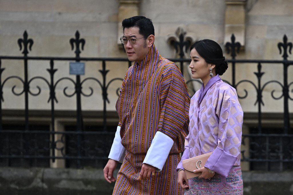 El rey Jigme Khesar Namgyel Wangchuck de Bután y su esposa Jetsun Pema lucieron trajes típicos de su país. El monarca lució un traje a rayas, que combinaba colores cálidos con lila. Precisamente, el lila en su vestido resaltaba gracias al traje de su esposa, quien eligió ese color para su vestuario.
