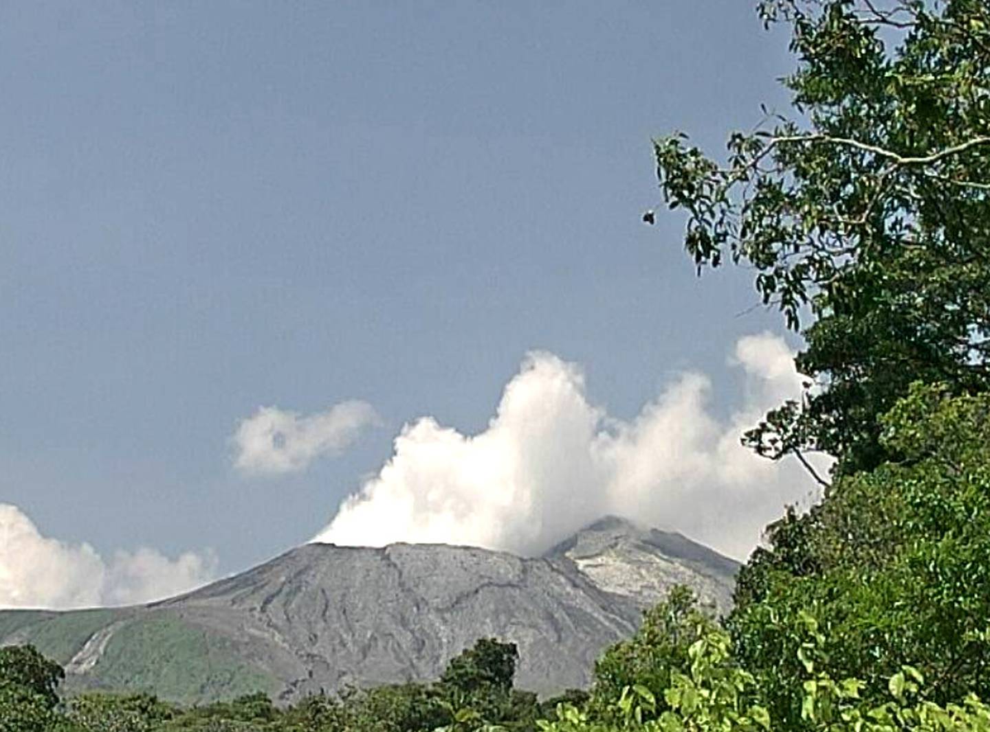 Los signos actuales del volcán revelan influencia de magna a poca profundidad, lo que podría generar una erupción fuerte en cualquier momento. Foto: Ovsicori.