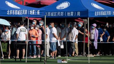 Pekín cierra escuelas y restringe viajes ante brote muy ‘grave’ de coronavirus