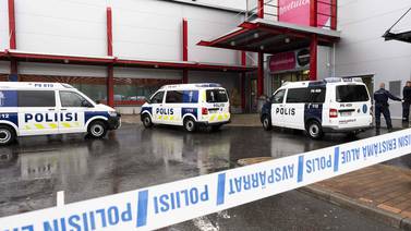 Ataque con sable en escuela técnica de Finlandia deja un muerto y diez heridos