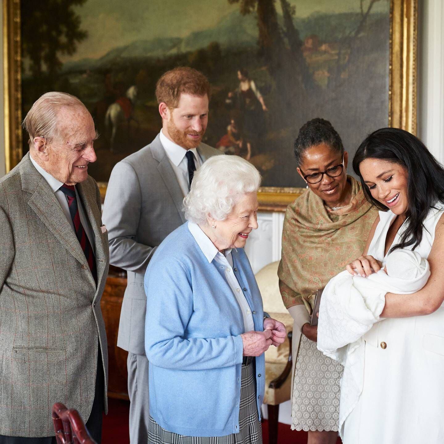 Meghan Markle y el príncipe Harry con su bebé recién nacido Archie, acompañados por la madre de Meghan, la reina de Isabel II y su marido, el duque de Edimburgo. Foto: Archivo.