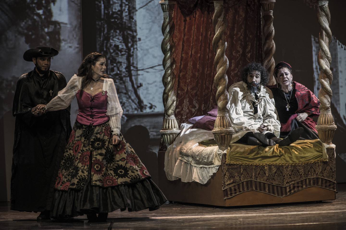 El caballero de la triste figura (Rodolfo Oreamuno) reposa en su lecho de enfermo. (Don Quijote de la Mancha, Auditorio Nacional, 2019)