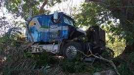 Mujer de 40 años fallece en choque de vehículo liviano contra tráiler en Orotina