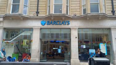 Barclays ultima el recorte de más de 100 puestos en banca de inversión