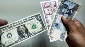 Bancos y casas de cambio en Cuba compran dólares a tasa similar del mercado negro