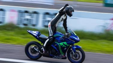 La velocidad seduce a las mujeres que se arriesgan en sus motocicletas y dan espectáculo
