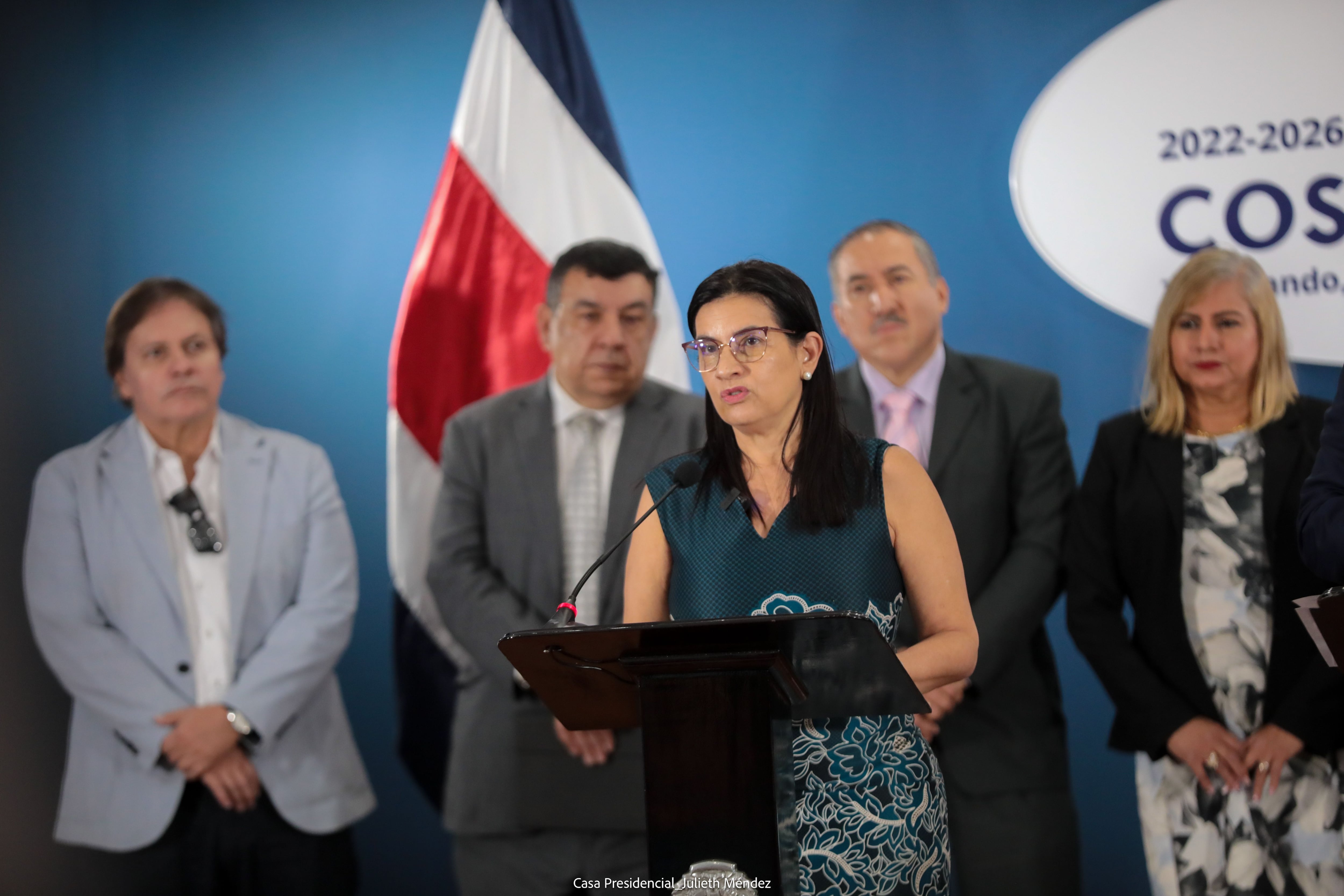 Marta Esquivel, presidenta ejecutiva de la CCSS, participó de una conferencia de prensa en Casa Presidencial la semana pasada. Con ella, sus compañeros de Junta Directiva. 
