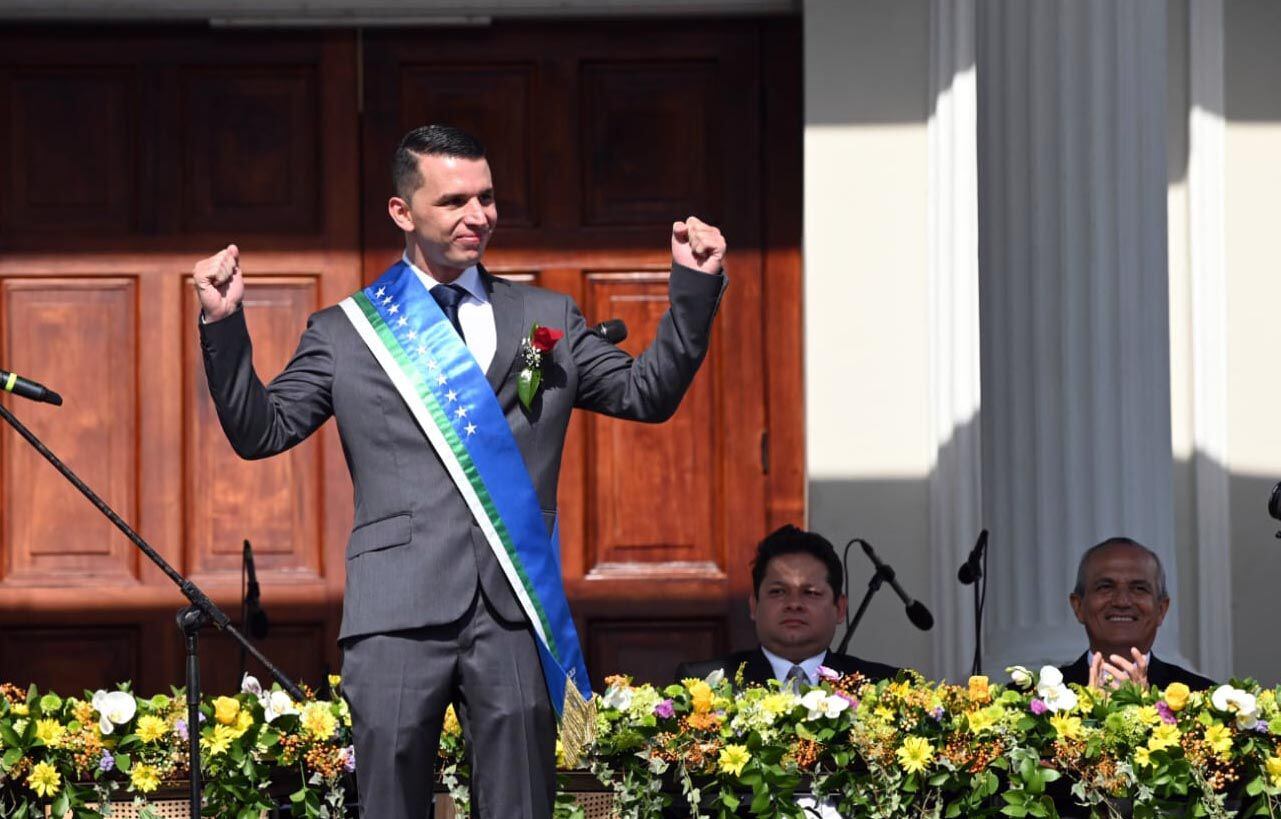 El alcalde de San José, Diego Miranda, saluda luego de ser juramentado. Foto: Albert Marín