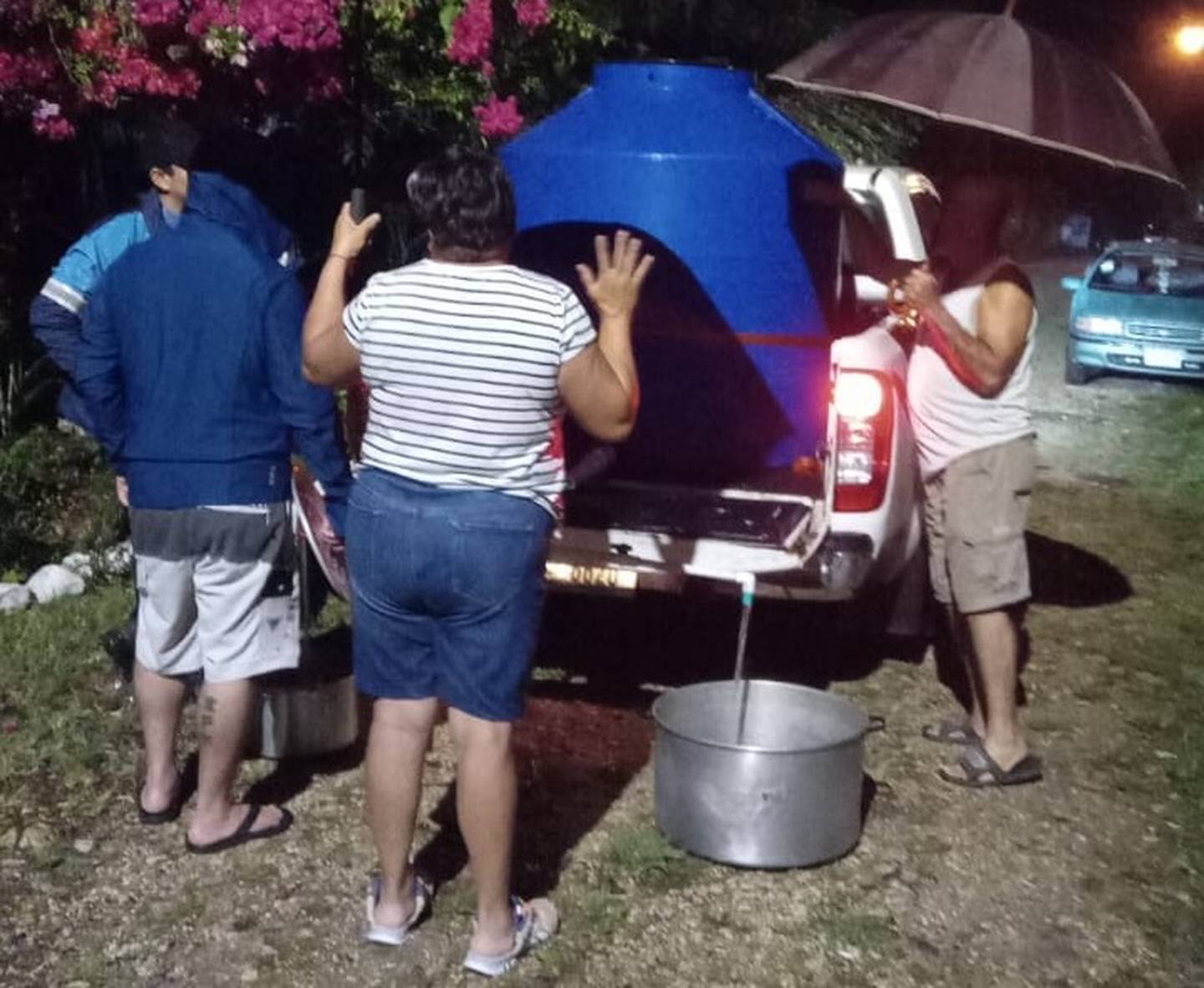 Personal de la Municipalidad de Turrialba repartió agua en vehículos la noche del miércoles por 10 barrios en la zona oeste del cantón ante reportes de olores a carburante en el líquido salido de las llaves. Fotografía: Cortesía.