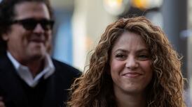 Algo nerviosa, Shakira se defiende ante un juez por acusación de plagio 