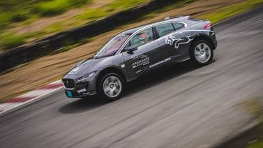 Bernal Valverde y el Jaguar I-PACE logran récord nacional de vuelta rápida con SUV eléctrico en Parque Viva