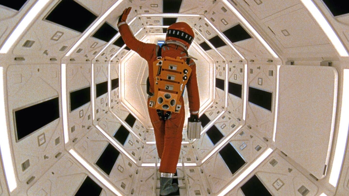 '2001: Una odisea en el espacio': La tripulación de una nave espacial se enfrenta a HAL, una IA con intenciones oscuras, en medio de una misión trascendental.