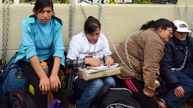 Pobladores se encadenan en Perú para denunciar contaminación minera