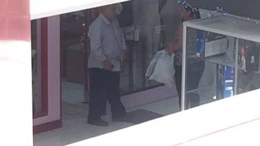 Alcalde de Upala visita tiendas del Mall San Pedro en horas laborales